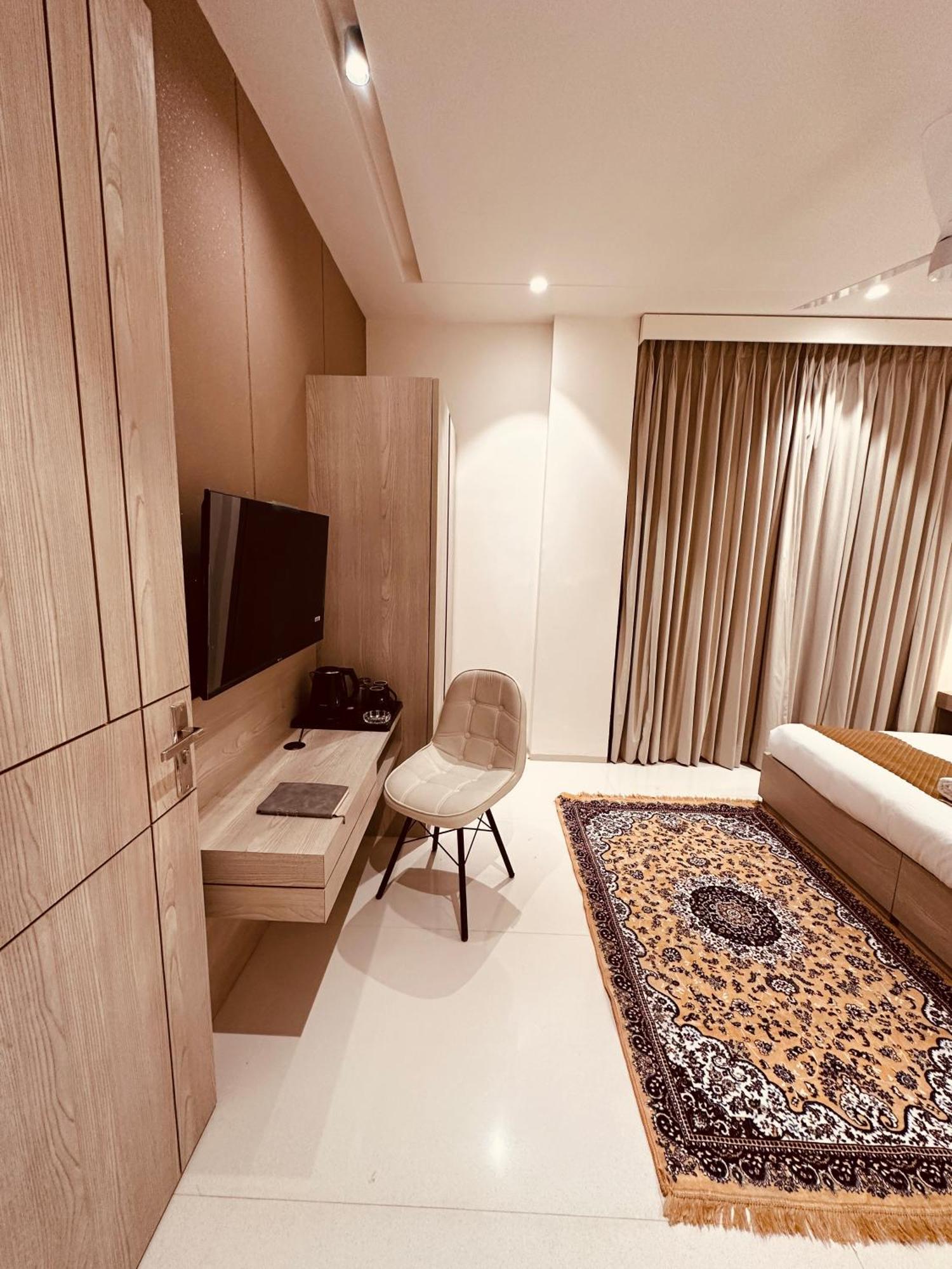 The Lodgers 2 Bhk Serviced Apartment Near Artemis Hospital Sector 57 Gurgaon - Nearest Metro Station Sector 54 Chowk Kültér fotó